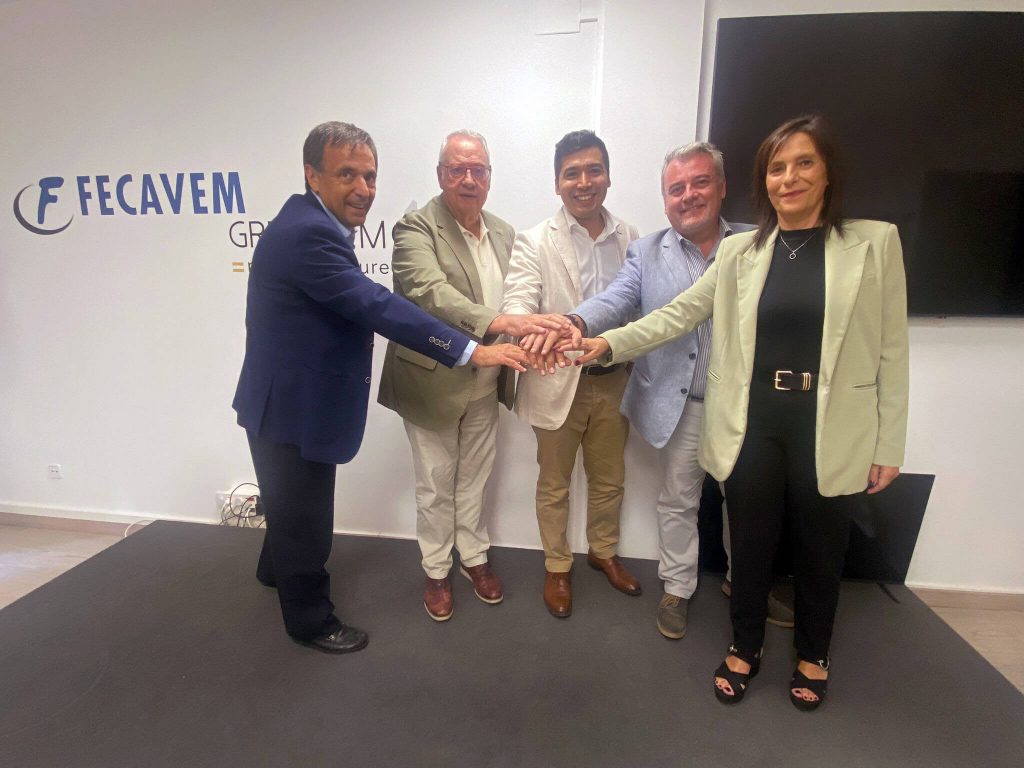 Foto de grupo tras el acuerdo entre CoberClick y Gremio del Motor.