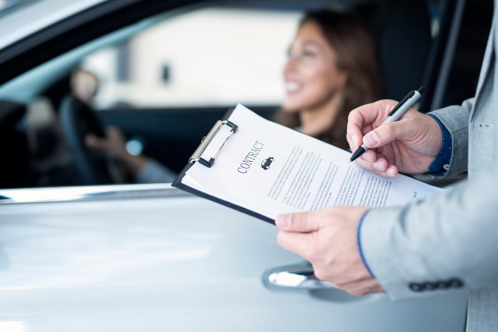 Coberclick-contexto-legal-compraventa-de-vehiculos-realizando-informe
